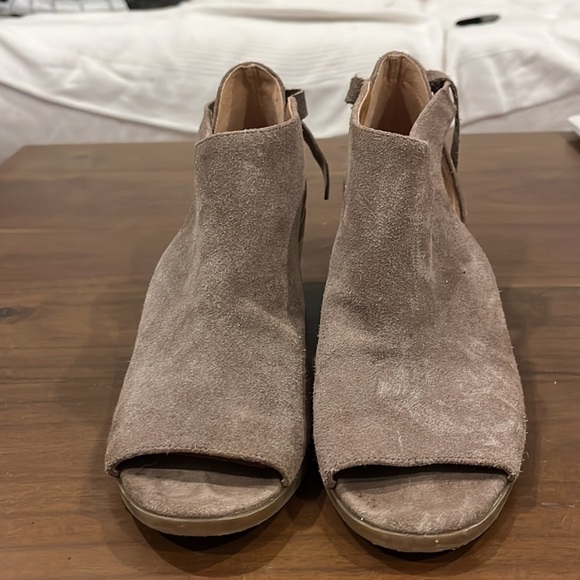Lucky Brand Betsee Suede Peep Toe Booties Size 7.5 So cute ties in back - Picture 3 of 8